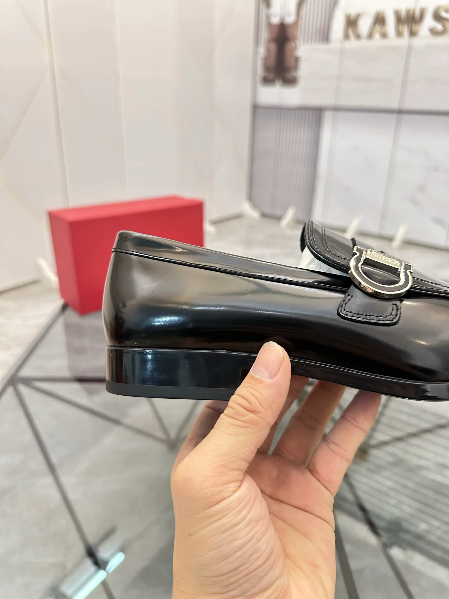 Men's shoes: 💰P640¥ High-end quality Product trademark: Ferragamo* "Ferragamo*" leather shoes Regular size: 38-44 (can be customized to 45.46.) Product materials: imported first-layer cowhide leather upper, cowhide lining, original outsole. Number: 688